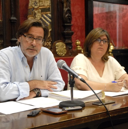 ©Ayto.Granada: 114 MADRES JVENES ESTUDIANTES PODRN ACOGERSE A LAS NUEVAS BECAS QUE CONVOCA EL AYUNTAMIENTO